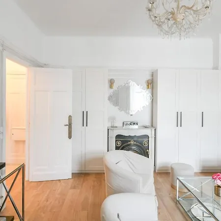 Chic On The Champs-elysees With Ac Apartman
