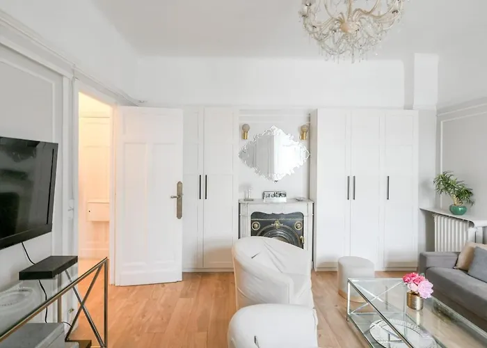Chic On The Champs-elysees With Ac Apartment