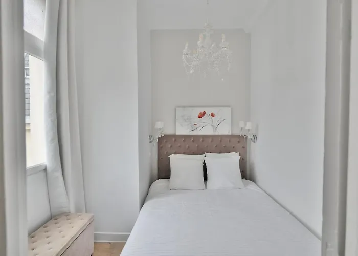 Chic On The Champs-elysees With Ac * Paris