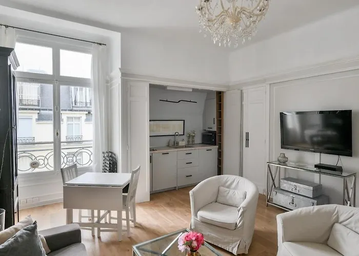 Chic On The Champs-elysees With Ac * Paris