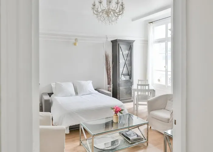 Chic On The Champs-elysees With Ac * Paris