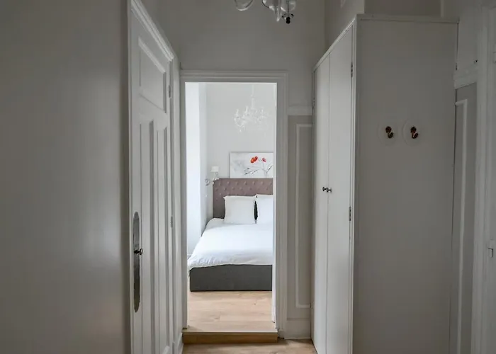 Chic On The Champs-elysees With Ac * Paris