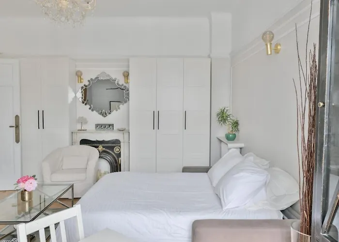 Chic On The Champs-elysees With Ac Appartement Parijs